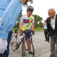 日本学生自転車競技連盟には、交通安全のたすきが託された。