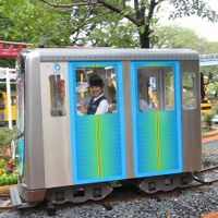 笑顔の豊岡さんを乗せた「チャレンジトレイン」。9月30日にオープンする。