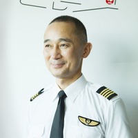 JALの空育「JAL STEAM SCHOOL」カリキュラム監修者　パイロット：つる谷忠久氏（1963年生まれ。ボーイング777型機機長。パイロット歴29年、総飛行時間約11,800時間）　※「つる」は雨かんむりに鶴