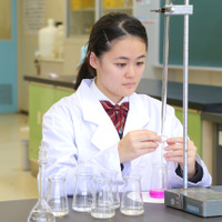 化学室で実験する生徒