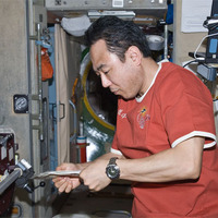 ズヴェズダにて食事をとる古川聡宇宙飛行士（出典：JAXA/NASA）