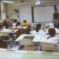 台湾での授業風景。端末は一人1台。椅子の背にはレノボの文字が入るが、日本では考えられないことだ