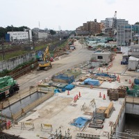 羽沢横浜国大駅の工事現場（2015年9月撮影）。