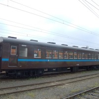 お座敷車は西武鉄道の電車を改造したナロ80形（ナロ80 1）を使用する。