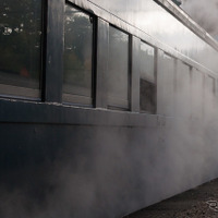 SL列車の暖房は蒸気暖房。車体から湯気が吹き出す。