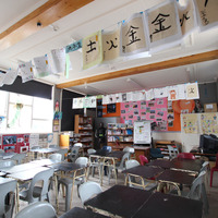 スポッツウッド・カレッジ　校内のようす。写真は日本語教室。外国語として日本語を取得する生徒が利用するそうだ。桃のオブジェはKurtisさんのお母さまの手作り