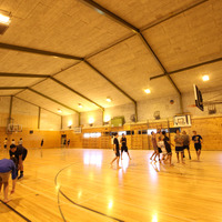 ニュープリマス・ボーイズ・ハイスクールのようす。写真は体育館。男子生徒がバスケットボールを楽しんでいた