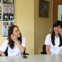 ＜取材オフショット＞ネルソン女子中学・高校で過ごす加藤彩乃さん（左）と柴田莉子さん（右）。取材陣の質問に快く答えてくれた