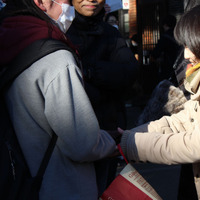 一橋大学国立キャンパス試験場では、受験生の応援にかけつけた関係者の姿が見られた。手を握りしめ、笑顔でエールを送る