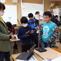 2018年1月26日、佐賀県多久市立東原庠舎中央小学校で行われた公開授業のようす（写真は理科の時間）ふりこで重さをはかる実験中。タブレットを利用して、結果を記録していく