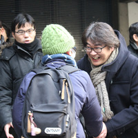 受験生を塾関係者が迎える。写真は早稲田アカデミー。「行ってらっしゃい！」と元気よく送り出していた