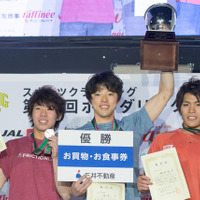 第13回ボルダリングジャパンカップ男子表彰台。優勝の藤井快（中央）、2位村井隆一（左）、3位楢崎智亜（2018年2月4日）