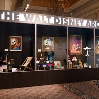 ウォルト・ディズニー・アーカイブスのロビーにある巨大なショーケースを再現　(c) Disney