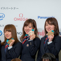 銅メダルを獲得したカーリング女子日本代表が日本代表選手団帰国時記者会見に登壇（2018年2月26日）