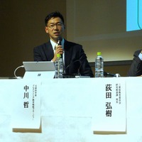 文部科学省のプログラミング教育戦略マネージャである中川哲氏（左）