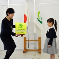 細田教育長と新入学児童