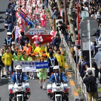 小池都知事も、ピーポファミリーも、巣鴨警察も...さくら祭りで交通安全パレード(31日、東京都豊島区巣鴨）