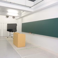 学研社内にあるスタジオには、黒板や電子黒板、書画カメラも用意され、各講師の授業スタイルに合わせた映像制作を行える設備が整っている
