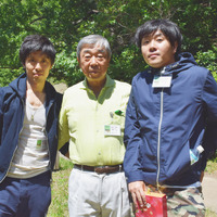 横浜ホンチ保存会の末崎正会長（中央）、長男の訓正さん（右）、次男の正彬さん（左）