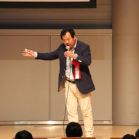 平井聡一郎氏は講演の途中、来場者を巻き込んだ参加型企画を展開した