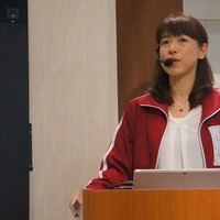 デモンストレーションステージ「子どもたちの学び方改革・協働学習を支えるソリューション」に登壇した日本マイクロソフトの土屋奈緒子氏