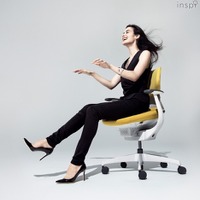 「ing」“座るを解放する”というコンセプトから生まれた、コクヨのイノベーティブなオフィスチェア。体を固定するのではなく、人間の自然な動きに座面が360°追随することで、体圧をバランスよく分散、ワーカーの体の負担を軽減させます。