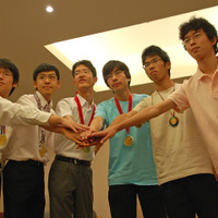 国際科学オリンピックに参加した代表選手たち