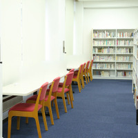 千代田高等学院 ARC／資料ライブラリーには集中して勉強できるスペースも