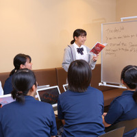 千代田高等学院 ARC／放課後はカフェに移動式のホワイトボードを移動し、友達同士で勉強会