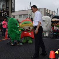 「いす-1グランプリ」発祥の地、京都府京田辺市キララ商店街のキャラクターキララちゃん、京都府福知山市のゴーヤ先生と羽生市の河田市長／「いす-1グランプリ」埼玉羽生大会（2018-19シーズン 第3戦）