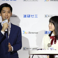 「千葉雄大さんの大ファン」だという、伊藤小春さん（右）。緊張しながらも、2人で英語のミニトークを披露した