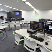 TGG　3階の「Tech Lab（303）」。金融機関で広く導入されており、国内の教育機関では東京大学や慶應義塾大学も導入しているという、Bloomberg社の金融情報端末が設置されている