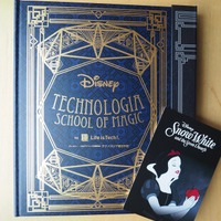 「魔法の本」と初回限定特典の「白雪姫80周年記念ポストカード」　(c) Disney