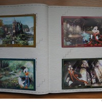 1章クリア後に届くポストカードを収めた「魔法の本」　(c) Disney