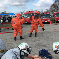 工場での災害を想定した「特殊災害中隊連携訓練」の様子。工場から被災者を救助する訓練。