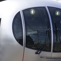 半径1500mmの三次元曲面ガラスが鉄道車両に取り付けられるのは国内初。地下鉄乗り入れ用の非常扉を前面に備えるが、現時点で直通予定はない。