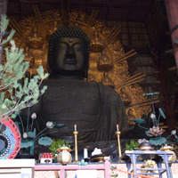 ボランディアガイドさんの案内で見学した東大寺。この企画は多くの方の協力に支えられている