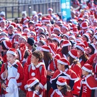 サンタ姿で歩くチャリティーイベント「東京グレートサンタラン」開催