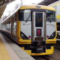 両国駅3番線に据え付けられたE257系。列車種別表示は「急行」（両国プラレール駅発表会）。