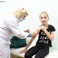 ウクライナで行われた予防接種キャンペーンで、三種混合ワクチンを打つマリアナ・ジューバさん（ｃ）UNICEF_UN0284080_Dyachyshyn