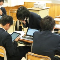 Chromebookを使って課題に挑戦する生徒たち