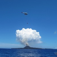 西之島火山の噴火観測の様子 （2015年撮影）