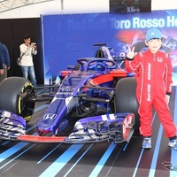 Red Bull Toro Rosso Honda STR13 2019年カラー 展示＆記念撮影