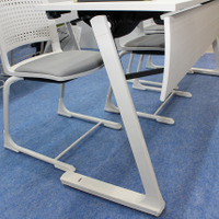 長机と椅子のセット。机の脚がL字型で、足が入れやすい工夫が施されている。