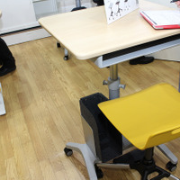 上げ下げが簡単な机と椅子。足元にはファイルを置けるスペースも確保。
