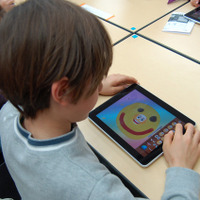 初めてiPadを使う子も多かったが、皆すぐに絵を描いていた