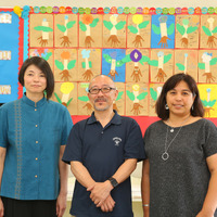 左から、横須賀学院小学校 英語科教諭 阿部志乃先生、小出啓介校長、英語科教諭 ジョジェット ・ウィルソン先生