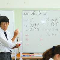 数学の授業（IBコース）。生徒が授業を進めている