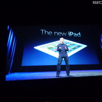 「The new iPad」を発表するアップルCEOのティム・クック氏