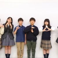 手でDALTONサインを作るドルトン東京学園 生徒のみなさん（左からFさん、Iさん、Hくん、T.Nくん、Mさん、T.Kくん）